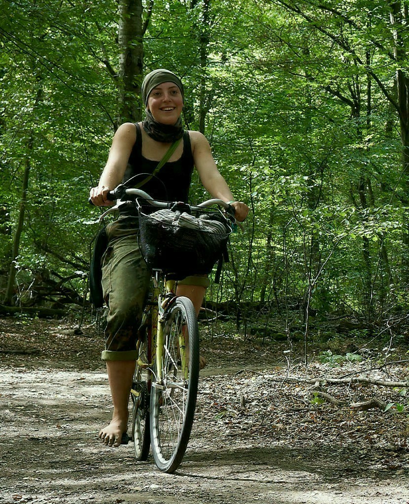 Elf auf dem Fahrrad im Wald